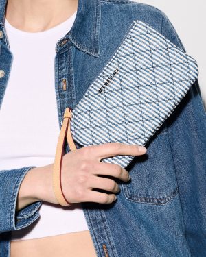 Seersucker Flat Metro Wristlet